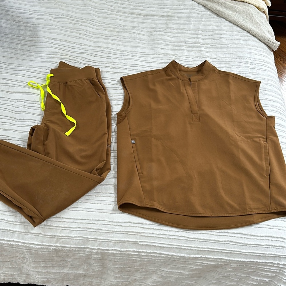 FIGS scrub set